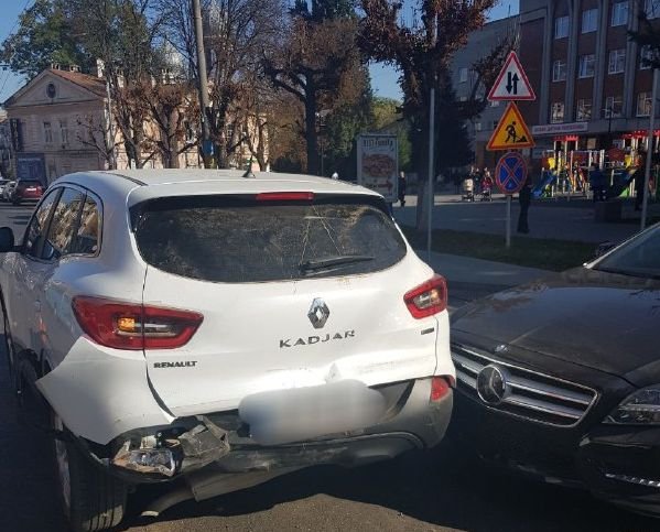 У Чернівцях сталася потрійна ДТП на проспекті Незалежності