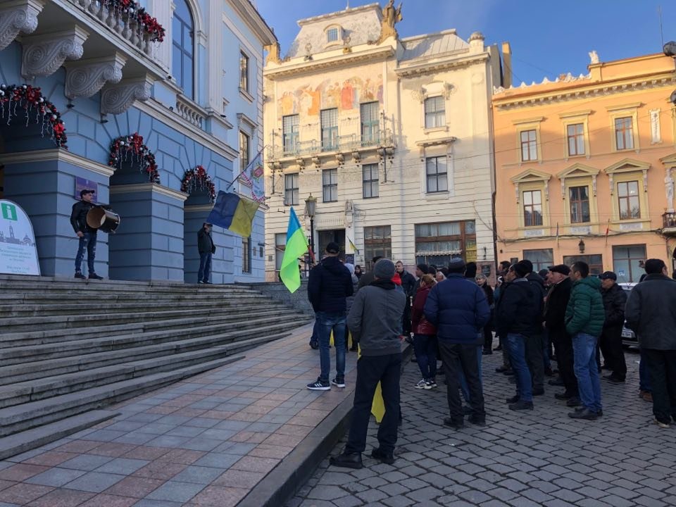 Мешканці Чорнівки приїхали пікетувати ОДА і міську раду (фото)